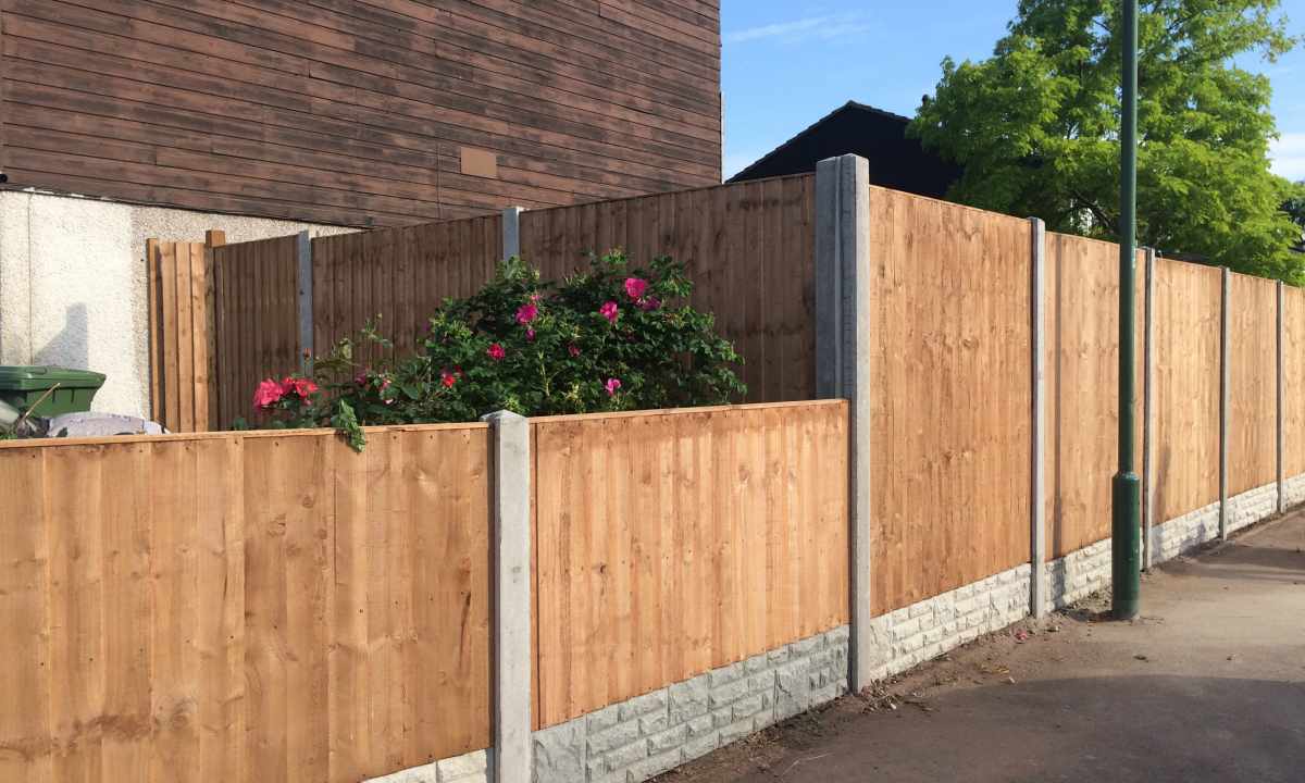 How to put up concrete fence